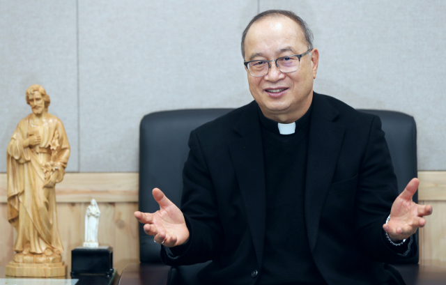 천주교 부산교구장 손삼석 주교는 “우리 사회와 한반도의 갈등과 아픔을 치유하기 위해 ‘이기주의’를 넘어설 수 있어야 한다”며 “생명으로 이끄는 좁은 문으로 들어갈 것”을 권했다. 정대현 기자 jhyun@