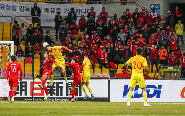 18일 부산 아시아드주경기장에서 열린 동아시안컵 중국과 홍콩의 경기에서 선수들이 치열한 볼다툼을 벌이고 있다. 윤민호 프리랜서 yunmino@