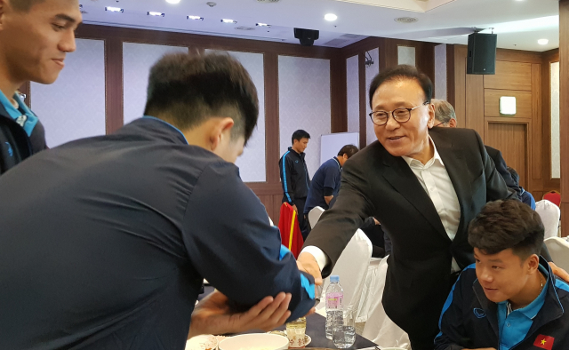 19일 경남 통영을 찾은 박수관 베트남 명예총영사가 23세 이하 베트남 축구 국가대표팀 선수들을 격려하고 있다. 김민진 기자