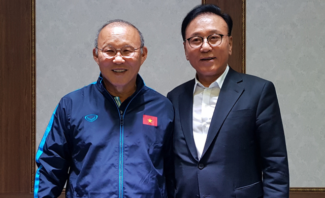 부산·경남지역 베트남 명예총영사로 활동하고 있는 박수관 (주)와이씨텍 회장(오른쪽)이 19일, 경남 통영에서 동계전지훈련 중인 박항서 감독과 베트남 23세 이하 축구 국가대표팀을 격려했다. 김민진 기자
