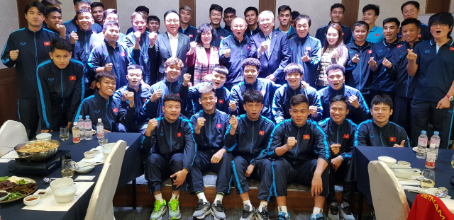 부산·경남지역 베트남 명예총영사로 활동하고 있는 박수관 ㈜와이씨텍 회장과 응웬 부 뚜 주한베트남 대사 내외는 19일 박항서 감독과 23세 이하 축구 국가대표팀이 동계전지훈련 중인 경남 통영을 찾아 선수들을 격려했다. 오찬을 함께한 일행과 선수들이 기념촬영을 하고 있다. 김민진 기자