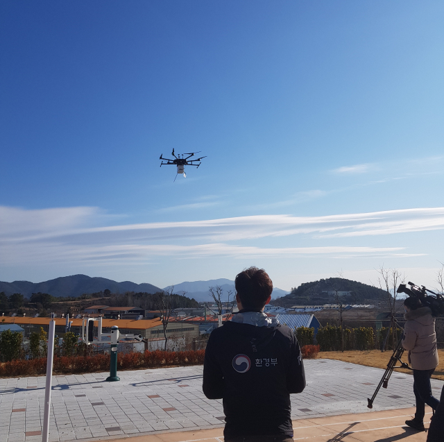 낙동강유역환경청 환경감시단이 19일 가진 시연회에서 밀양산단을 대상으로 드론을 이용한 대기오염측정을 선보이고 있다.