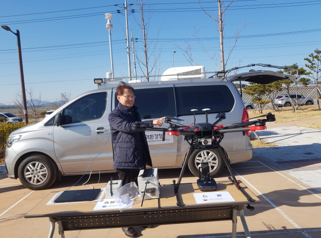 신진수 낙동강유역환경청장이 19일 밀양하남산단 소공원에서 드론의 기능을 설명하고 있다.