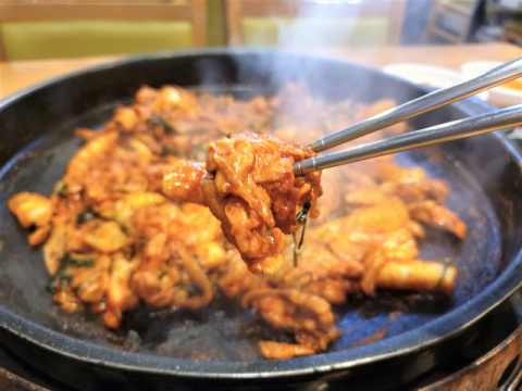 은송춘천닭갈비의 대표 메뉴인 ‘뼈 없는 닭갈비’(큰 사진),