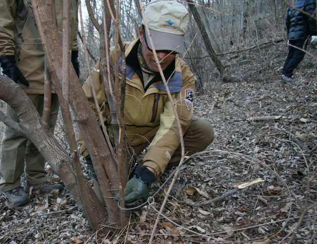 지리산 일대 야산에서 불법 올무를 제거하는 지리산국립공원관리사무소 직원. 연합뉴스