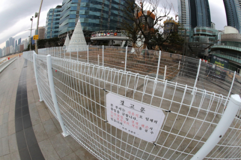 알박기 논란이 일고 있는 부산 해운대 ‘엘시티 앞 펜스’ . 엘시티 앞 해당 부지 모습. 강선배 기자 ksun@