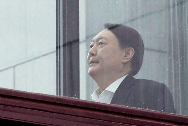 윤석열 검찰총장이 26일 오후 서울 서초구 대검찰청에서 구내식당으로 이동하고 있다. 연합뉴스