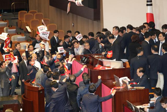 27일 국회 본회의장에서 문희상 국회의장이 자유한국당 의원들의 항의를 받으며 법안처리를 진행하고 있다. 연합뉴스