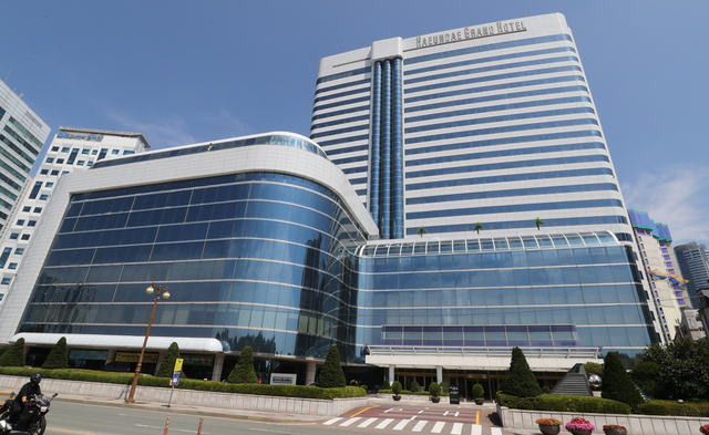 경영난을 이유로 올 12월 31일 자로 폐업을 결정한 부산 해운대그랜드호텔. 강선배 기자 ksun@