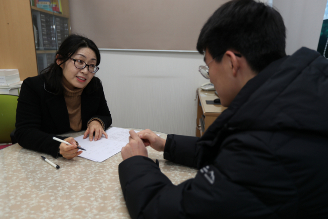 27일 부산진로진학지원센터를 찾은 박민재 군이 김미영 상담교사에게 진로상담을 하고 있다. 정대현 기자 jhyun@
