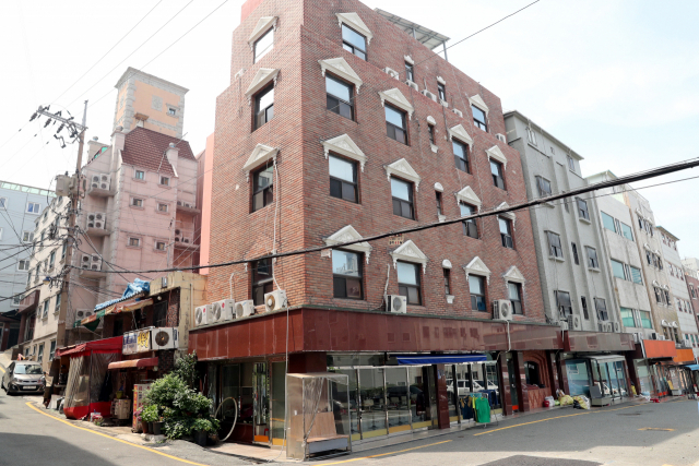 부산 최대 성매매 집결지 ‘완월동’ 업소 건물주에 대한 범죄수익 환수가 처음으로 이뤄졌다. 위 사진은 부산 서구 충무동에 위치한 ‘완월동’ 전경. 부산일보 DB