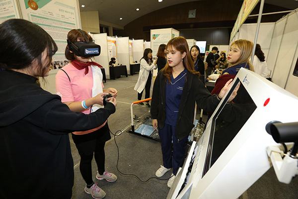 동아대학교 ‘DA-LINC+ Fair’에서 진행된 스마트헬스케어 관련 행사 모습. 동아대학교 제공.