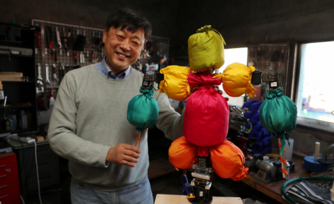 김태희 교수가 영도 깡깡이마을에 있는 작업실에서 자신의 작품 ‘로봇 미러’를 설명하고 있다. 정대현 기자