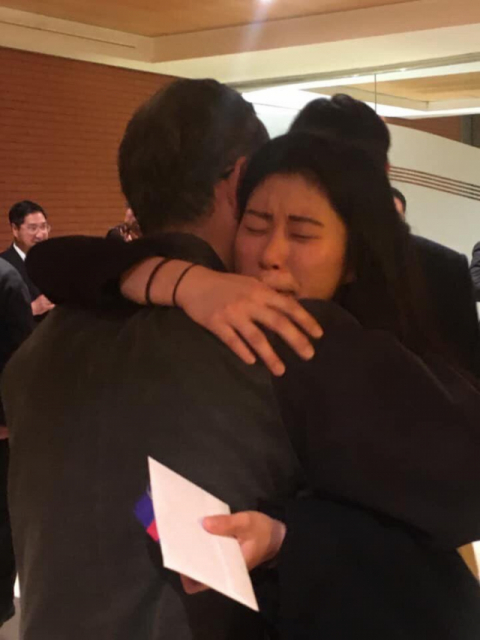 지난 1일 스페인 마드리드에서 열린 고 이지현 씨 장례 미사에 앞서 지현 씨의 외국인 친구와 유가족이 얼싸안고 눈물을 흘리고 있다. 유가족 제공