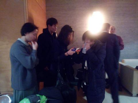 슬픔에 잠긴 지현 씨 친구들.