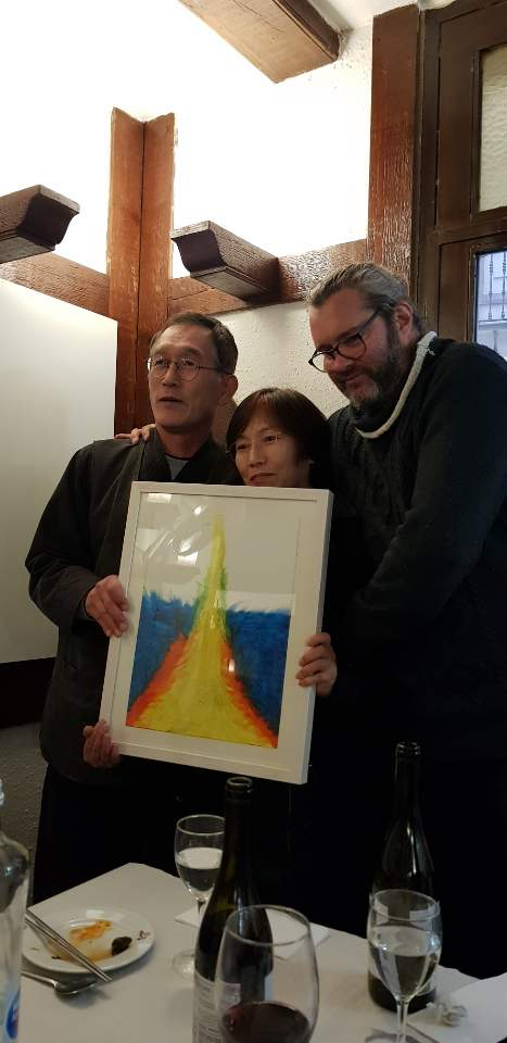 유가족을 식사에 초대한 스페인 영화감독이자 미술가인 아르투로 프린스(오른쪽) 씨.