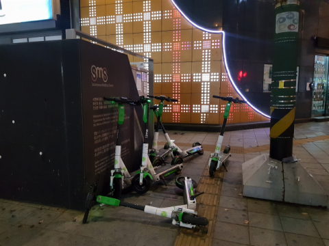 부산 부산진구 서면의 인도에 널브러져 있는 전동 킥보드. 부산일보DB