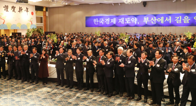 부산상공회의소 주최 ‘2020 신년인사회’가 2일 오후 부산 롯데호텔에서 열렸다. 이날 행사에는 오거돈 부산시장, 박인영 부산시의회 의장, 김석준 부산시교육감과 허용도 부산상의 회장을 비롯한 지역 상공계 인사 등이 참석했다. 정종회 기자 jjh@