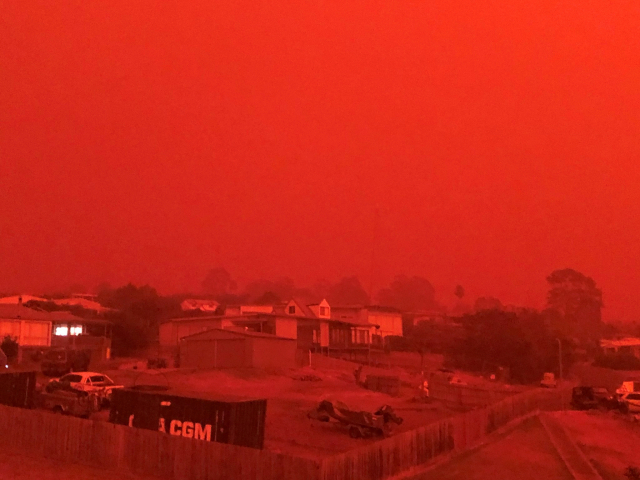 4일 호주 빅토리아주 말라쿠타 지역이 주변에 번진 산불로 붉게 물든 모습을 한 주민이 SNS에 올렸다. 로이터