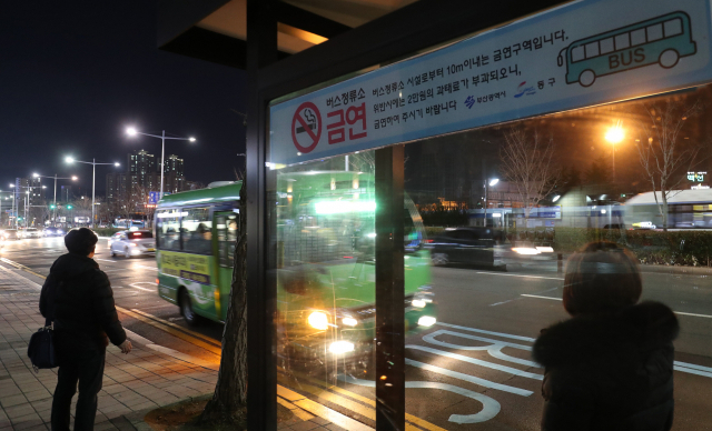 지난해 부산지역 도시철도 출입구와 시내버스 정류소 주변 등 길거리 금연구역에서 하루 평균 12명이 담배를 피우다 적발됐다. 사진은 금연 표지판이 붙어있는 부산의 한 버스 정류소. 강선배 기자 ksun@
