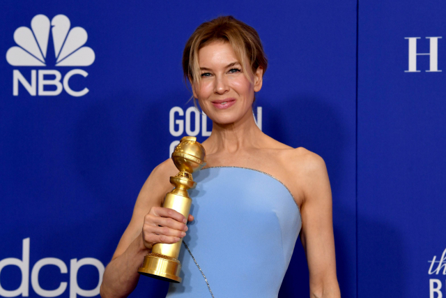 배우 르네 젤위거가 5일(현지시간) 미 캘리포니아주 로스앤젤레스 베벌리힐스의 베벌리 힐튼호텔에서 열린 제77회 골든글로브 시상식에서 영화 '주디'로 드라마 부문 여우주연상을 받고 포즈를 취하고 있다. AFP연합뉴스