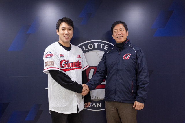 전준우가 롯데와 4년 총액 34억 원에 계약한 후 이석환 롯데 자이언츠 대표이사와 악수하고 있다.