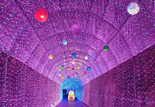 수많은 전구가 환상적인 ‘빛의 축제’를 펼치는 밀양 트윈터널 ‘용궁 빌리지’ 구간. 삼랑진 만어사에서 큰 바위로 변했다는 용왕의 아들이 살던 해저 용궁을 주제로 삼아 조성했다.