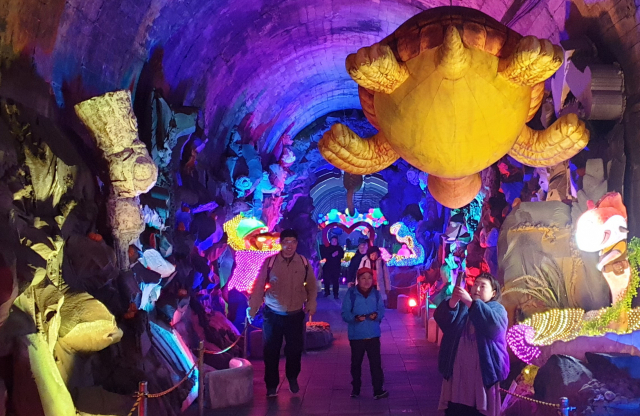 용궁 내부처럼 꾸민 상행 터널 끝부분.