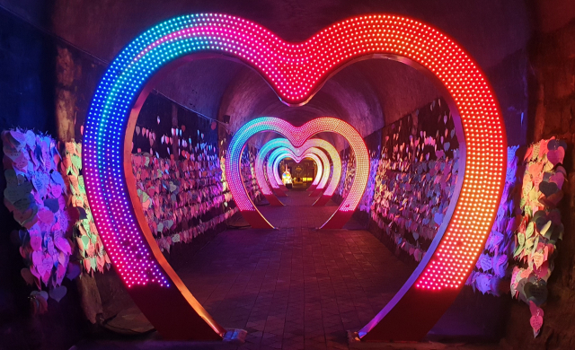 사랑을 상징하는 하트 모양 아치.