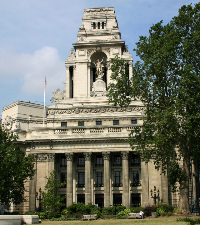 브루투스가 묻혔다는 타워 힐에 있는 옛 런던항만위원회 건물.