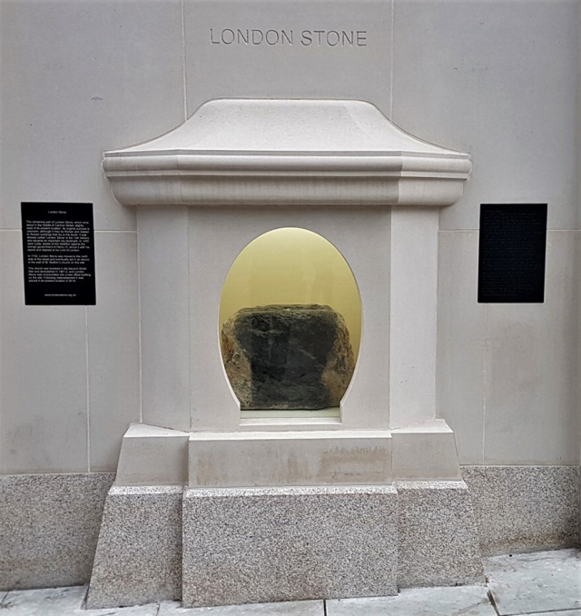 아르테미스 신전의 제단이었다는 ‘런던 스톤’.