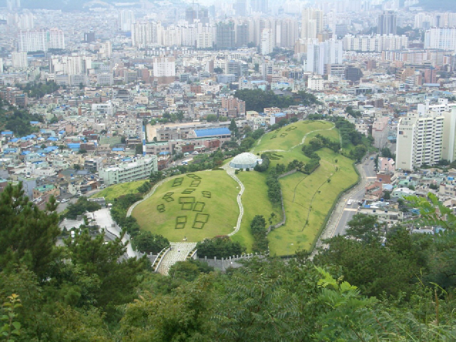 부산 동래구 복천동고분군 주변에서 충렬사 인근까지 66동, 5200세대의 방대한 아파트 단지가 추진되고 있어 공론화 과정이 필요하다는 지적이 인다. 국가 사적의 역사적 경관이 크게 훼손되고 부산의 역사적 심장부인 동래읍성 지역을 대대적으로 파헤치기 때문이다. 부산일보DB