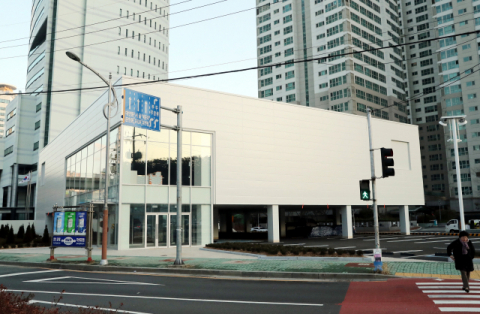 8일 당초 이달 중순 개점 예정이었으나 부산진상인회의 반발로 이달 개점이 사실상 무산된 부산 동구 범일동 유니클로 범일점. 강원태 기자 wkang@