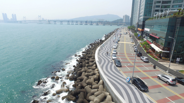 매립지인 부산 해운대구 마린시티의 태풍 피해를 막기 위한 시설로 방파제가 아닌 차수벽 설치가 추진된다. 부산일보DB