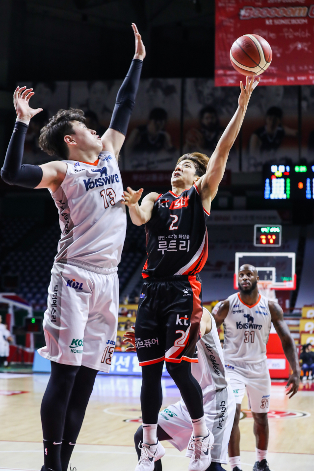 8일 사직실내체육관에서 열린 부산 KT와 인천 전자랜드의 경기에서 KT 허훈이 전자랜드 강상재의 수비를 피해 슛을 하고 있다. 윤민호 프리랜서 yunmino@