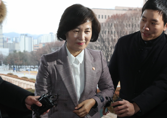 추미애 법무부 장관이 8일 오전 경기도 정부과천청사로 출근하고 있다. 연합뉴스