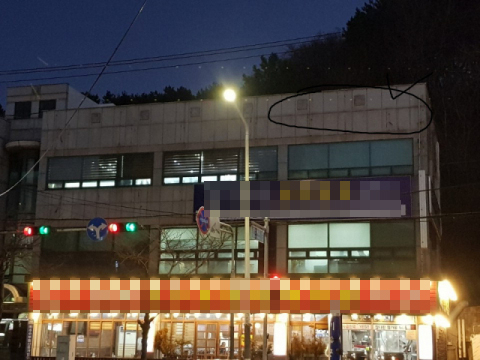 윤상직 국회의원 지역 사무실이 있던 부산 기장군 기장읍 죽성사거리의 한 건물에서 국회의원 사무실 간판이 철거됐다.