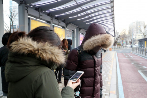 출근길 추위에 떨고 있는 시민들. 부산일보 DB
