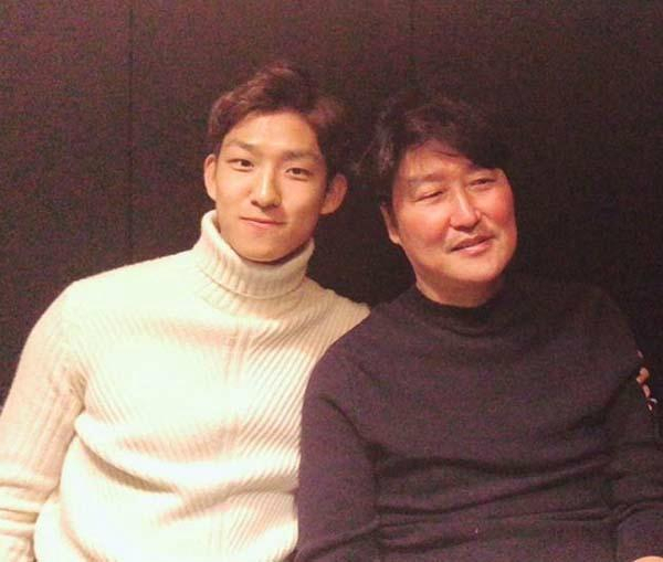 송준평이 자신의 인스타그램에 올렸던 아버지 송강호와 함께 찍은 사진.