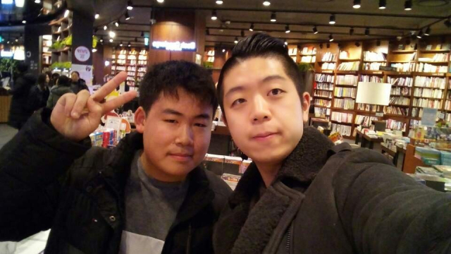 만 16세 나이로 시인이 된 ‘학교 밖 청소년’ 김동민 군(왼쪽). 지난해 초 부산의 한 서점에서 유튜버 ‘영알남’과 찍은 사진. 김선행 씨 제공.