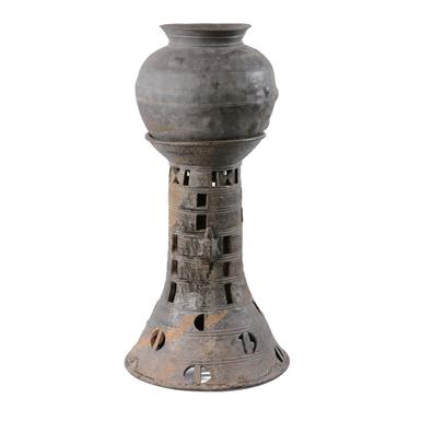 부산 복천동 도기 거북장식 원통형 기대 및 단경호. 부산일보DB