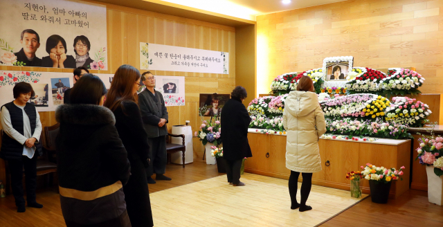 9일 스페인에서 불의의 사고로 숨진 고 이지현 씨의 빈소가 차려진 부산 시민장례식장에서 조문객들이 헌화하고 있다. 빈소가 하얀색 국화꽃 대신 고인이 평소 좋아했던 형형색색의 꽃들로 꾸며져 고인의 마지막 길을 추모하고 있다. 정종회 기자 jjh@