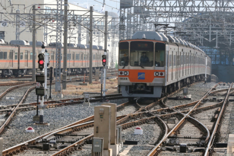 부산 도시철도 운영 주체가 이원화돼 있어 관리·감독에 허점이 생길 수 있다는 지적이 나온다. 도시철도 1호선 전동차 운행 모습. 부산일보 DB