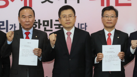 자유한국당 황교안 대표, 박덕흠(왼쪽) 재선의원 간사, 이양수(오른쪽) 초선 의원 간사가 9일 오전 국회에서 당 혁신 동참 일임서를 전달하고 주먹을 불끈 쥐고 있다. 황 대표는 10일 부산을 찾아 자유한국당 부산시당 신년인사회에 참석한다. 김종호 기자 kimjh@