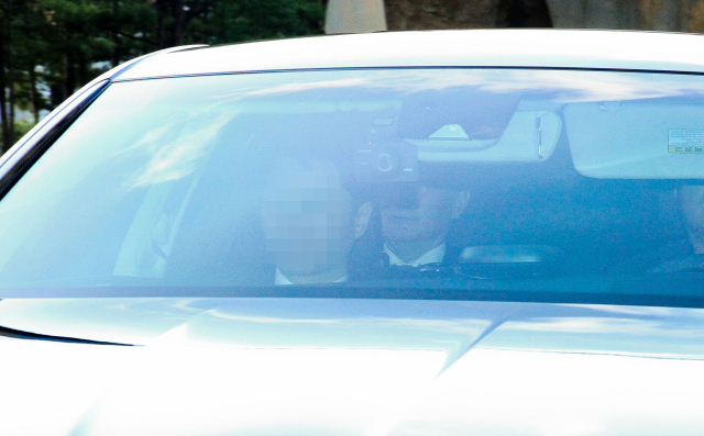 윤석열 검찰총장이 32명에 대한 검사장급 신규 보임·전보인사 발표 다음 날인 9일 오전 서울 서초구 대검찰청에 출근하고 있다. 연합뉴스