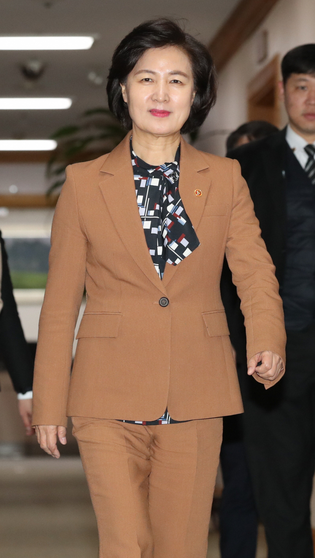 추미애 법무부 장관이 9일 김명수 대법원장에게 부임 인사를 하기 위해 서울 서초구 대법원 청사로 들어가고 있다. 연합뉴스