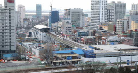 부산 사상구의 관문인 사상역 인근 공영주차장 일대가 ‘도시숲’으로 탈바꿈한다. 공사 중인 사상역 공영주차장 주변 모습. 강선배 기자 ksun@