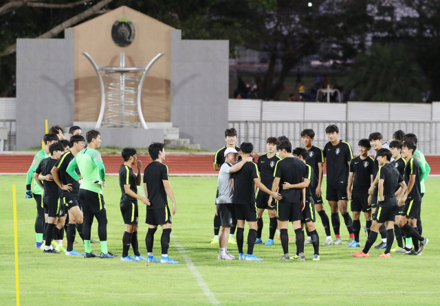 김학범 한국 U-23 축구대표팀 감독이 8일 오후(현지시간) 태국 송클라 라자밧 대학교 운동장에서 진행된 훈련에서 선수들에게 밝은 모습으로 작전 지시를 하고 있다. 연합뉴스