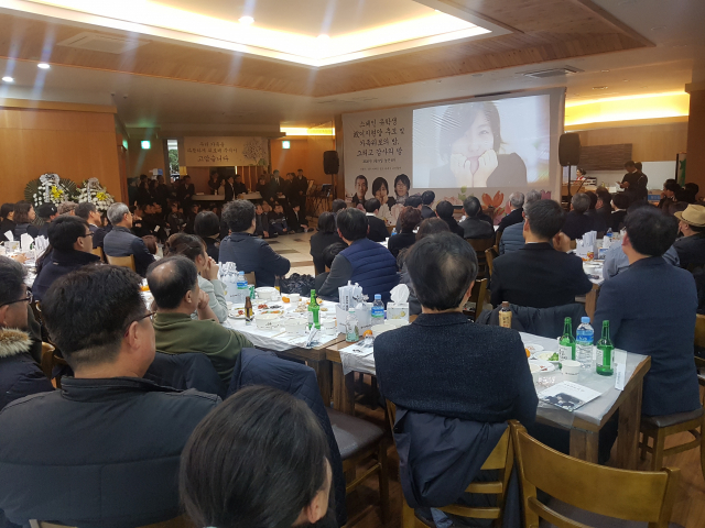 9일 스페인에서 불의의 사고로 숨진 고 이지현 씨의 빈소가 차려진 부산 시민장례식장에서 조문객들이 이 씨의 추모 영상을 보고 있다. 김성현 기자
