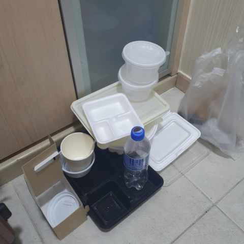 원하지 않는 추가 음식에 겹겹이 쌓인 일회용+음식물 쓰레기. ‘일회용 줄이기’는 커녕 ‘일회용 늘리기’ 운동이다. 일일이 흥건한 기름때 씻는 것도 고역이다. 점주들도 일회용 용기 없이는 배달 대행업체를 쓸 수 없다며 하소연이다.